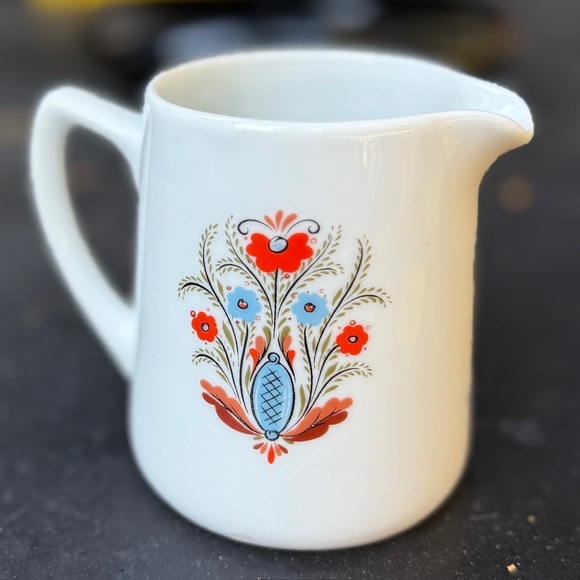 berggren traynor Other - Vintage Berggren Traynor BTR1 Swedish Creamer Red Blue Floral 6 oz